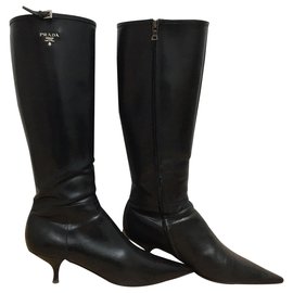 Prada-schwarze Stiefel mit silbernen Details-Schwarz