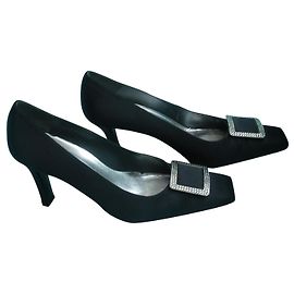Stuart Weitzman Pumps aus schwarzem Satin mit Schmuckschließe Größe 41 Schwarz