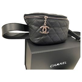 Chanel Bolsa com cinto de couro granulado preto . Preto