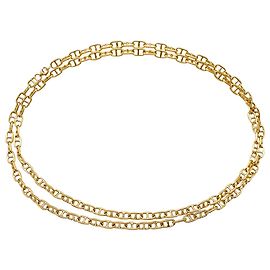 Collana lunga Cartier in oro giallo, maglia blu. Altro