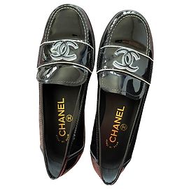 Mocasines Chanel en charol negro 35 Negro