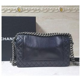 Chanel-Bolso Chanel Boy mediano de piel de becerro con solapa y cadena-Negro