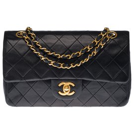 Chanel-A bolsa Chanel Timeless muito procurada 23cm em couro preto acolchoado, garniture en métal doré-Preto
