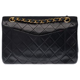 Chanel-A bolsa Chanel Timeless muito procurada 23cm em couro preto acolchoado, garniture en métal doré-Preto