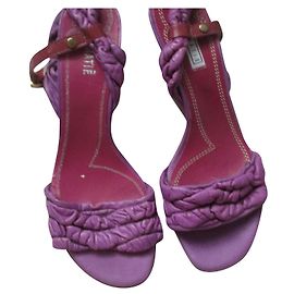 Scarpins Vic Matié em couro roxo com salto triangular de madeira Roxo