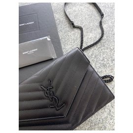 Yves Saint Laurent-Brieftaschenbeutel,  schwarzes Poudre-Narbenleder, SCHWARZE KETTE,  schwarzes YSL-Logo-Schwarz