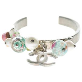 Linda pulseira Chanel em metal prateado com pingentes Prata