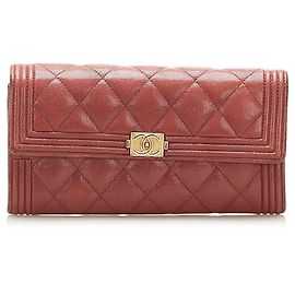 Cartera larga de piel de cordero roja Le Boy de Chanel Roja Burdeos
