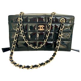 Bolsa Chanel em couro envernizado preto acolchoado Preto