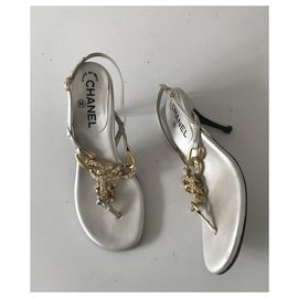 Chanel-Sandálias tanga de couro com strass de corrente dourada-Prata,Gold hardware