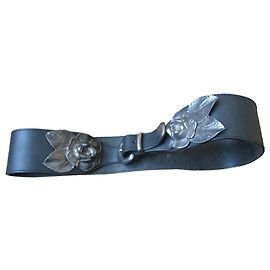Cinto Kenzo de couro preto com detalhes de flores prateadas Preto