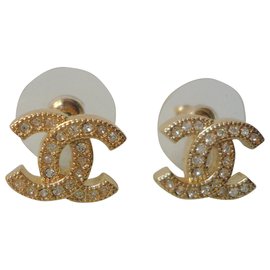 Chanel-CHANEL Nuovi orecchini a bottone con motivo CC-Gold hardware