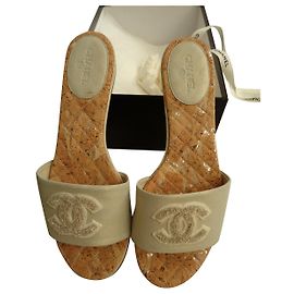 Mules Chanel en cuir gris Taille 40 Gris