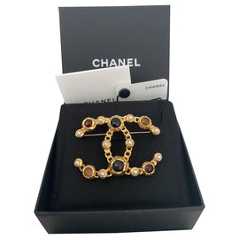 Chanel-Chanel Spilla in metallo dorato con perle / pietre multicolori. Nuovo mai indossato-Multicolore,D'oro
