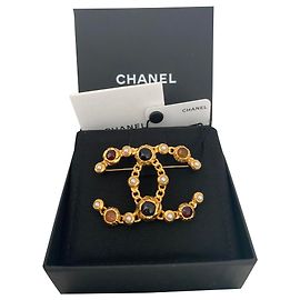 Broche de metal Chanel Gold com pérolas / pedras multicoloridas. Novo nunca usado Multicor Dourado