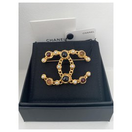 Chanel-Chanel Spilla in metallo dorato con perle / pietre multicolori. Nuovo mai indossato-Multicolore,D'oro