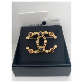 Chanel-Chanel Gold metal brooch with multicolored pearls / stones. new never worn-Multiple colors,Golden