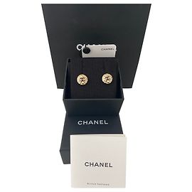 Chanel boucles d’oreilles doré en forme de boutons . Doré