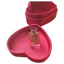 Broche Chanel N°5 en résine dorée Doré