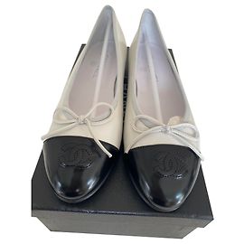 Ballerine Chanel in pelle nera , Vernice bianca , taille 38 . Nero Bianco