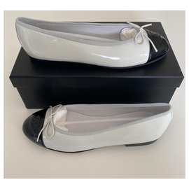 Chanel-Chanel Ballerinas in black leather , white patent leather , taille 38 .-Black,White