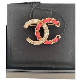 Broche Chanel Golden com couro e strass ( Novo nunca usado ) Gold hardware