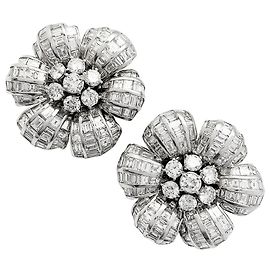 inconnue Orecchini a fiore in oro bianco con diamanti tondi e baguette. Altro