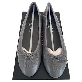 Sapatilhas Chanel em couro cinza , taille 38 Cinza