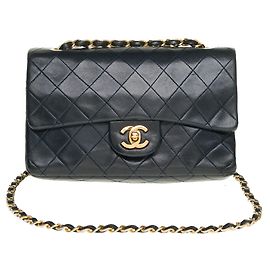 A bolsa Chanel Timeless muito procurada 23cm em couro acolchoado azul marinho com acabamento em metal dourado Azul marinho