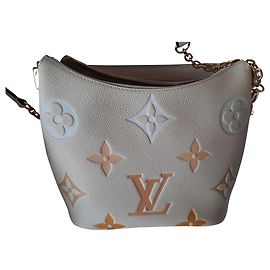 Louis Vuitton Colección marshmallow beige azafrán junto a la piscina  2021 (Extraviado) Beige
