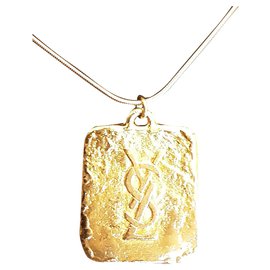 Yves Saint Laurent.  Pendentif Rectangle YSL. Bijouterie dorée