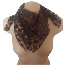 Louis Vuitton Cachecol de seda Marrom