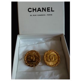 Chanel-Chanel. Clip earrings.-Gold hardware