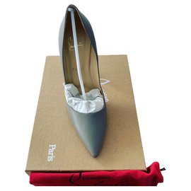 Christian Louboutin-Tacones-Gris