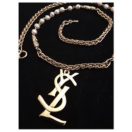 YVES SAINT LAURENT.  Collar largo YSL. Gold hardware