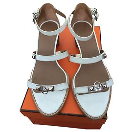 Sandales vernies blanches Hermès avec bijouterie Blanc