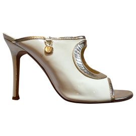 Versace-Mulas Versace de salto alto com patente branca e dourada-Branco,Dourado