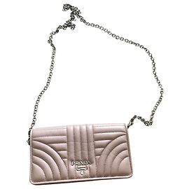 Sac à main Prada en cuir beige Beige