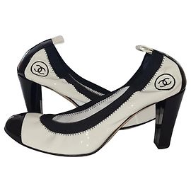 Chanel Pompes à esprit Noir Blanc