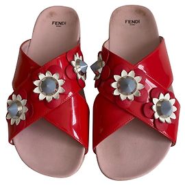 Fendi Pantoletten aus rotem Lackleder mit 3D Lederblumen Größe 39 Rot