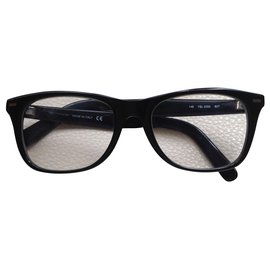 Yves Saint Laurent-Des lunettes de soleil-Noir