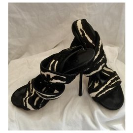 Gucci-Sandálias de salto alto preto e branco-Preto,Branco