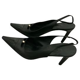 Scarpins abertos Chanel pretos de couro com pérolas logo Preto