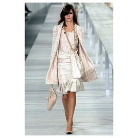Chanel-Abrigo con botones de perlas-Beige