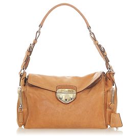 Bolsa de ombro de couro Prada Brown Sound Lock Marrom Castanho claro