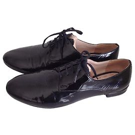 Miu Miu Derbys de charol negro Negro