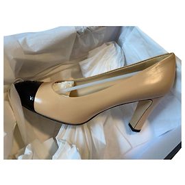 Escarpins Chanel bicolores Beige