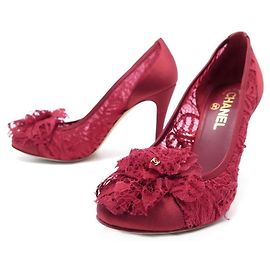CHANEL SCHUHE CAMELIA SPITZE PUMPS 38 IN ROTEN SATINSPITZENSCHUHEN Rot