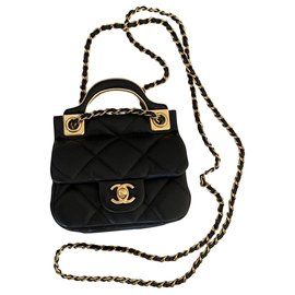 Chanel-Kartenetui aus schwarzem Kalbsleder mit Goldkette-Schwarz