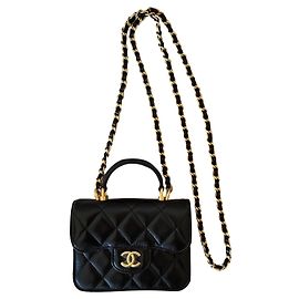 Chanel Porta-moedas com aba de pele de cordeiro preta para passarela e corrente Preto